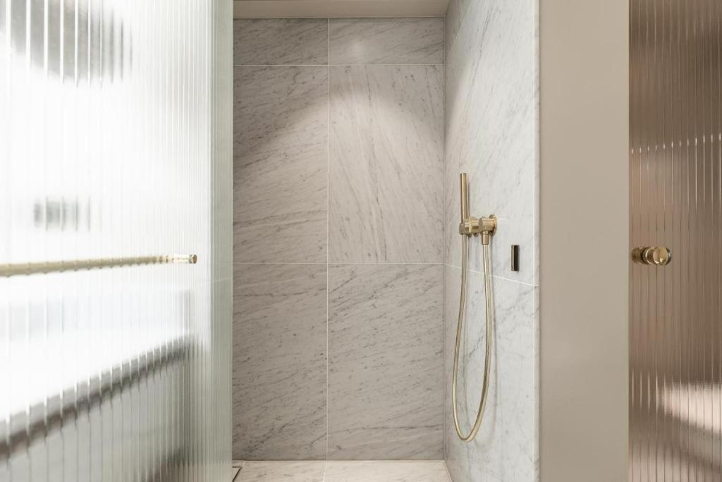Hotel 717 Amsterdam Luaran gambar A shower