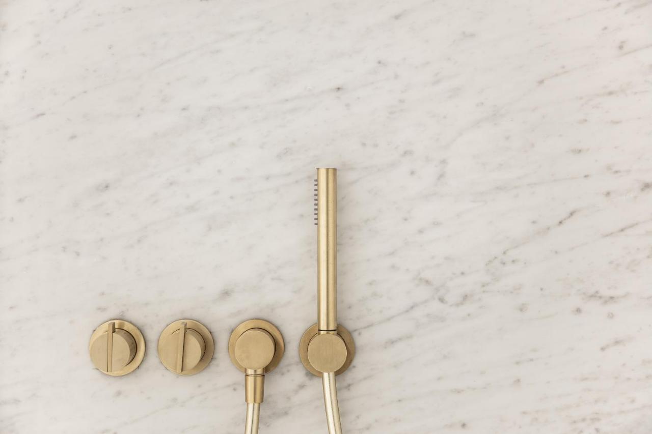 Hotel 717 Amsterdam Luaran gambar A shower set