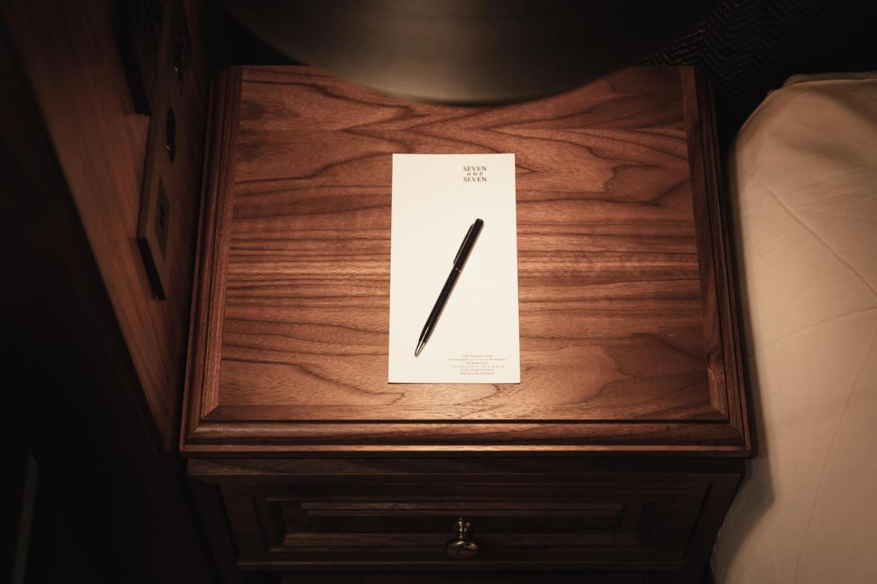 Hotel 717 Amsterdam Luaran gambar A stationery set