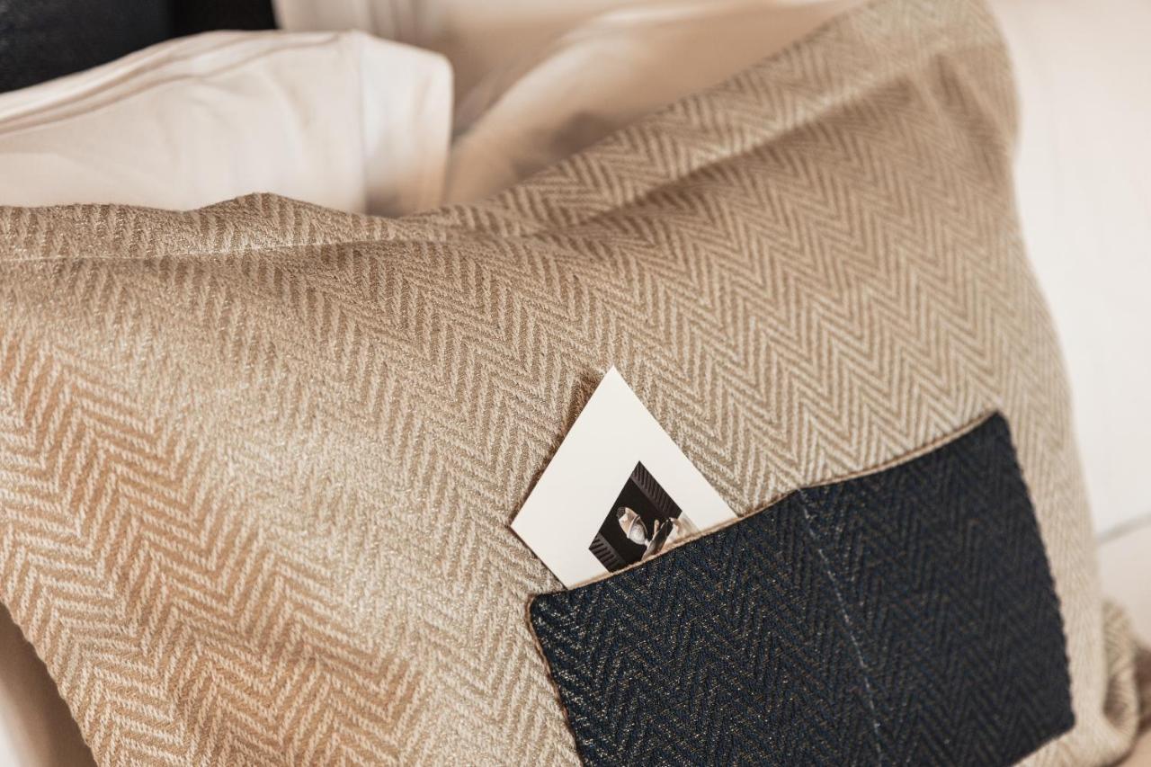 Hotel 717 Amsterdam Luaran gambar A business card in a pocket