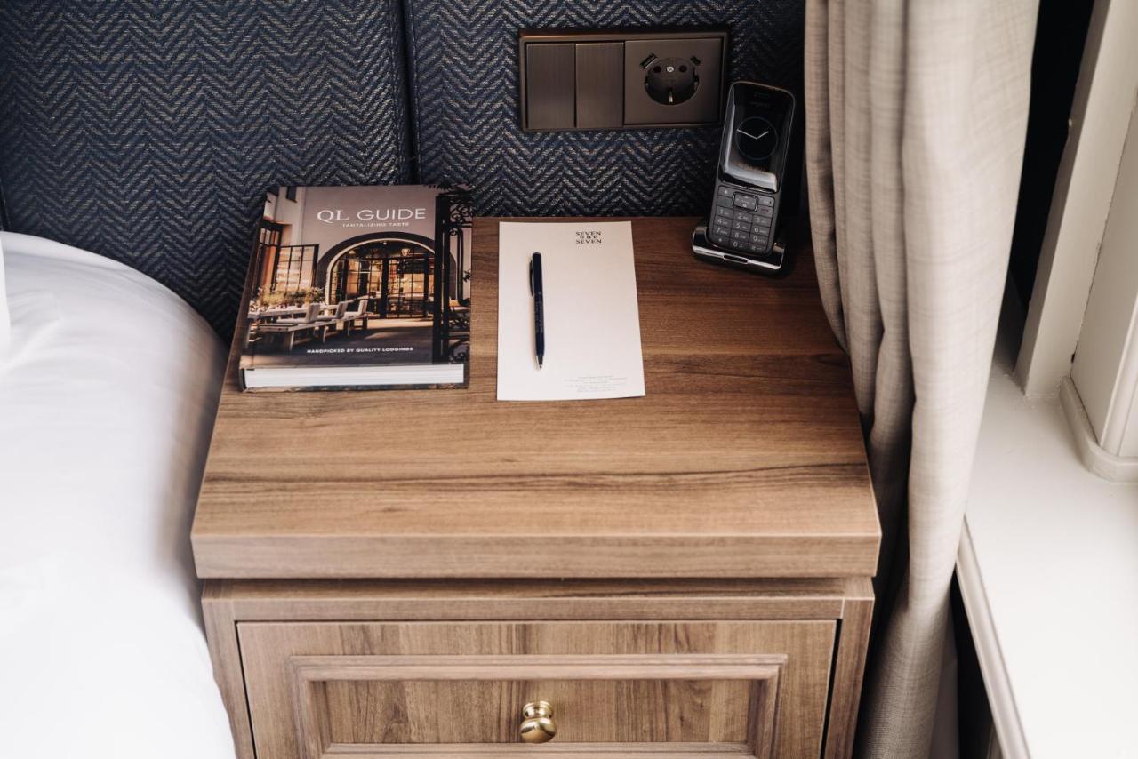 Hotel 717 Amsterdam Luaran gambar A bedside table