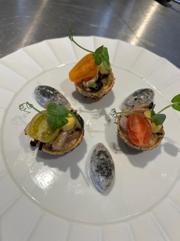 Hotel 717 Amsterdam Luaran gambar Quail egg canapés