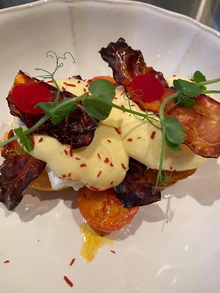 Hotel 717 Amsterdam Luaran gambar Aubergine and tomato salad