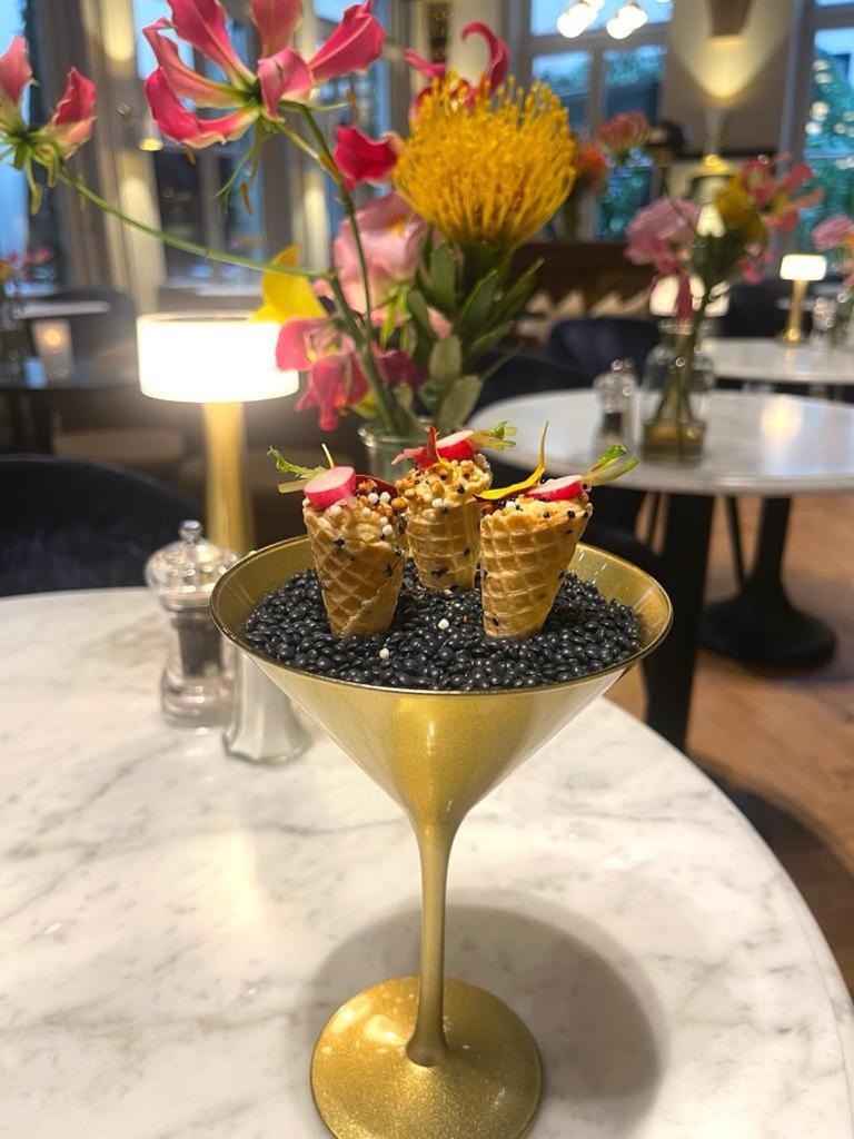 Hotel 717 Amsterdam Luaran gambar Caviar and ice cream